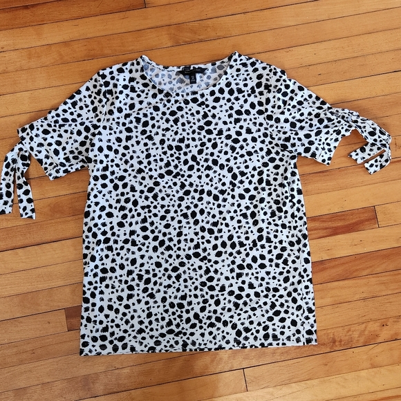 Banana Republic Tops - Banana Republic black and white spot shirt, size xs